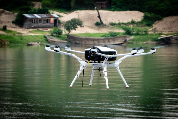 아프리카 드론 포럼 개막을 하루 앞둔 지난 4일(현지시간) 르완다 키부(Kivu) 호 인근에서 두산모빌리티이노베이션이 수소드론 DS30의 시범비행을 실시했다. /사진=두산모빌리티이노베이션