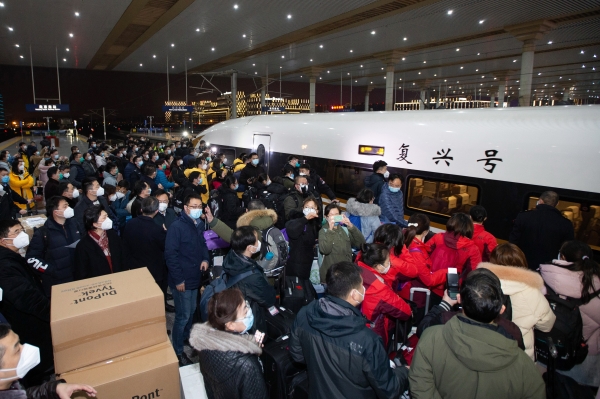 중국 우한으로 파견되는 의료 요원들이 지난달 25일 장쑤성 난징시 남역에서 열차에 탑승할 준비를 하고 있다. / 사진=연합뉴스