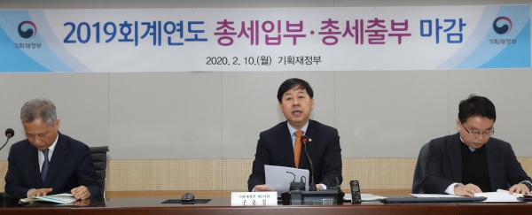 구윤철 기획재정부 차관이 10일 오전 서울 중구 한국재정정보원에서 '2019 회계연도 총세입부ㆍ총세출부' 마감행사에서 인사말을 하고 있다. / 사진=연합뉴스