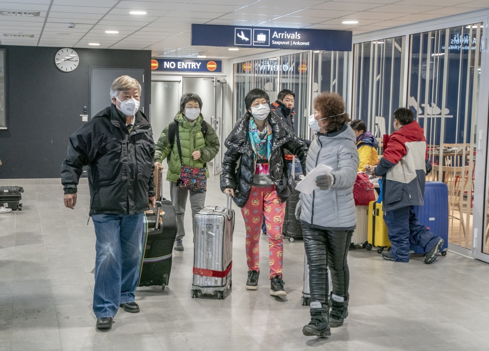 핀란드 로바니에미 공항에 도착한 관광객들이 우한 폐렴 우려에 마스크를 끼고 이동하고 있다. / 사진=연합뉴스