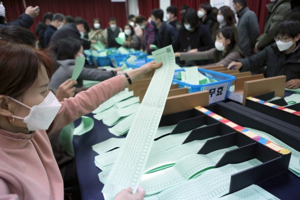 지난 7일 오후 부산시선거관리위원회 대회의실에서 열린 '4월 15일 국회의원선거 모의 개표 시연회'에 참석한 선관위 직원들이 비례대표 투표용지를 분류하고 있다. / 사진=연합뉴스