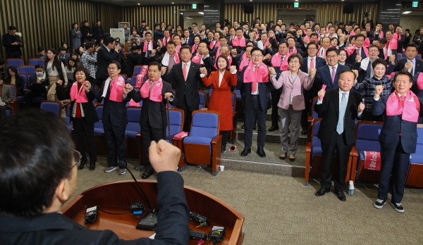 미래통합당은 18일 국회에서 공식 출범 후 첫 의원총회를 개최했다. /사진=연합뉴스