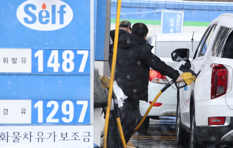 전국 주유소 휘발유 가격이 3주 연속 하락했다. 한국석유공사 유가정보서비스 오피넷에 따르면 2월 둘째 주 전국 주유소 주간 단위 휘발유 가격은 전주보다 10.7원 하락한 ℓ당 1천552.6원을 기록했다. 사진은 16일 서울 시내의 한 주유소. / 사진=연합뉴스