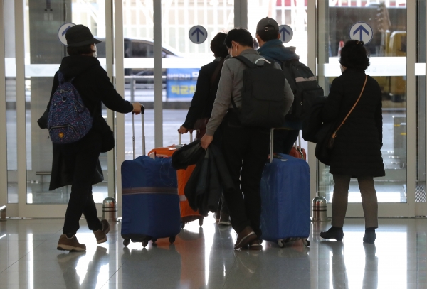 이스라엘로 가는 중에 입국 금지를 당한 한국인 승객들이 23일 오후 인천국제공항을 통해 귀국하고 있다. /사진=연합뉴스