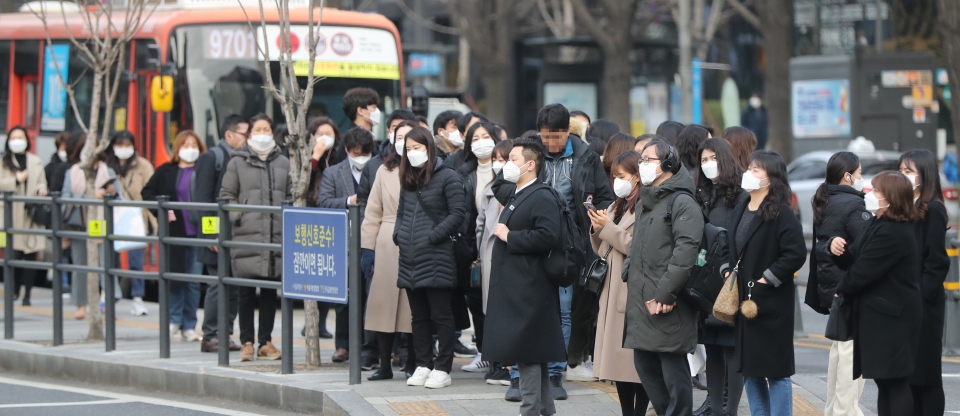 24일 서울 광화문역 사거리 횡단보도에서 시민들이 코로나 19 예방 등의 이유로 마스크를 착용하고 출근하고 있다. / 사진=연합뉴스