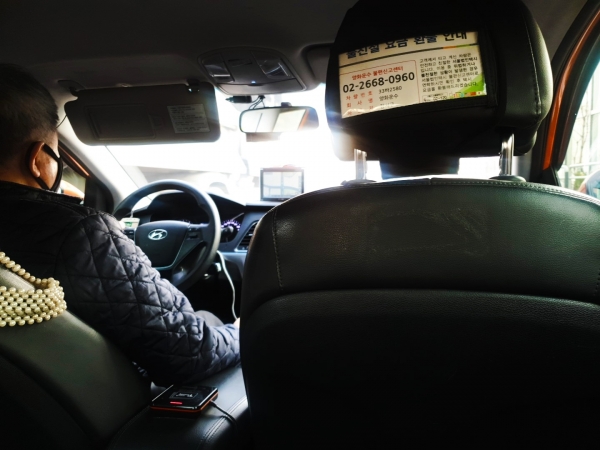24일 오전 9시 기자가 탑승한 택시의 기사는 3일째 같은 면 마스크를 착용하고 있다. / 사진 = 김용수 인턴기자