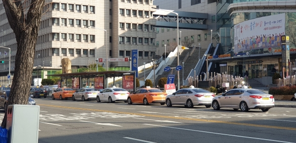코로나19 확산으로 시민들이 외출을 자제하는 가운데 24일 오전 10시 서울역 서부역 앞 택시승강장에 택시가 줄이어 승객을 기다리고 있다. / 사진 = 김용수 인턴기자