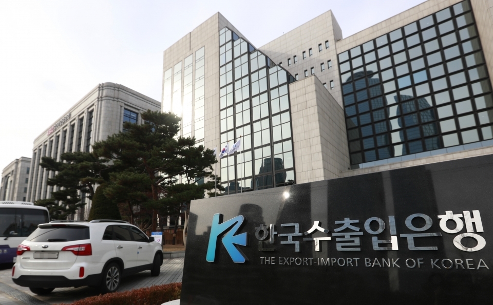 한국수출입은행 본점 직원이 신종 코로나바이러스(코로나19) 확진 판정을 받으면서 본점 건물 전체를 폐쇄했다./사진=연합뉴스