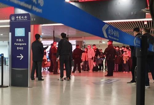 지난 25일 오후 중국 난징공항 입국장에서 한국 승객들이 줄을 서 방역 당국의 조사를 받고 있다. 입국장의 외국인 안내판에 유독 한국어로만 '한국인'이라는 글자가 적혀 있다./사진=연합뉴스