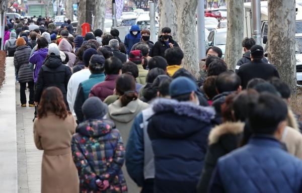 27일 오후 대구 수성우체국 앞에서 시민들이 정부가 공급하는 마스크를 구입하기 위해 줄을 서 있다. / 사진=연합뉴스
