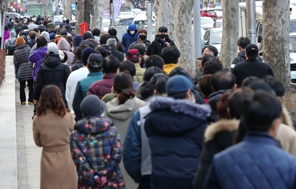 대구 수성우체국 앞에서 시민들이 정부가 공급하는 마스크를 구입하기 위해 줄 서 있다. / 사진=연합뉴스