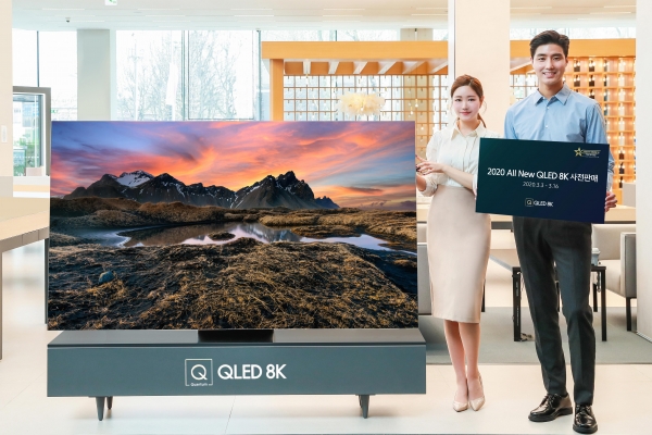 삼성전자 모델이 2020년형 QLED 8K TV 사전판매 이벤트를 소개하고 있다. /사진=삼성전자
