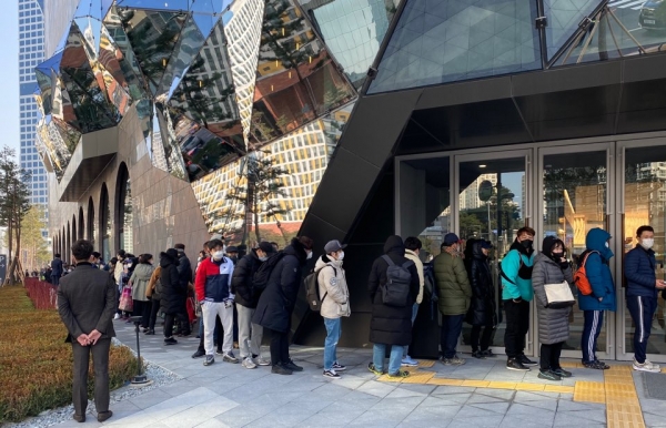 갤러리아 광교점 오픈일(2일)에 개점 전부터 줄을 선 사람들. /사진=박지호 기자