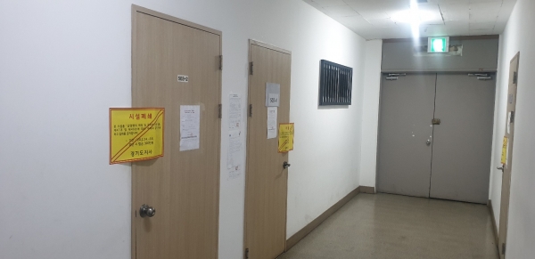 지난 24일 폐쇄된 벽산상가 5층 신천지 관련 시설. / 사진 = 김용수 인턴기자