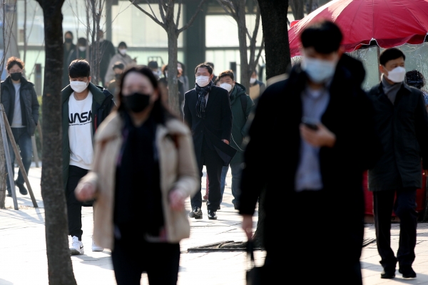 시민들이 마스크를 쓰고 출근하는 모습. / 사진=연합뉴스