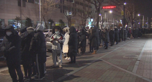 5일 새벽 코스트코 일산점에서 시민들이 마스크를 구매하기 위해 줄을 서 있다. /사진=연합뉴스