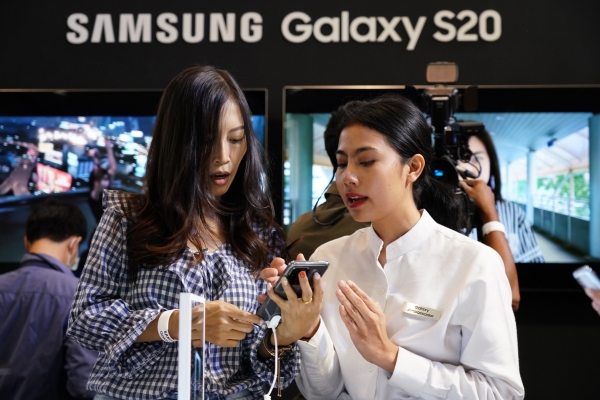 지난달 12일(현지시각) 태국 방콕에 위치한 센트럴월드 쇼핑몰에서 진행된 '갤럭시 S20' 런칭 행사에서 제품을 체험하고 있는 모습. /사진=삼성전자