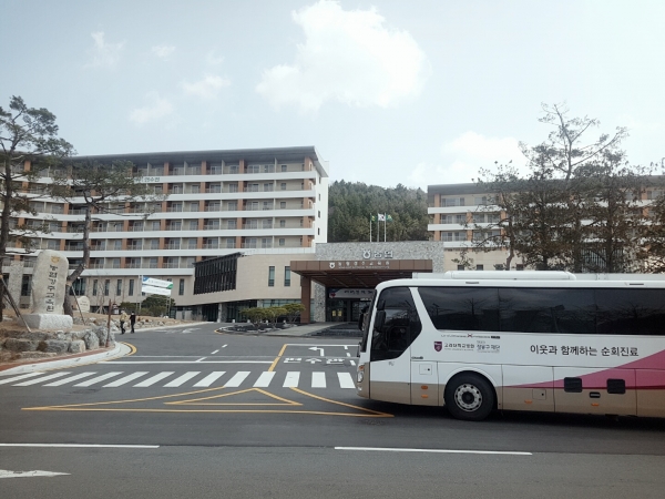 경북대구2 생활치료센터 전경. 앞에는 고려대의료원 꿈씨버스(순회진료버스)가 서있다. / 사진=연합뉴스