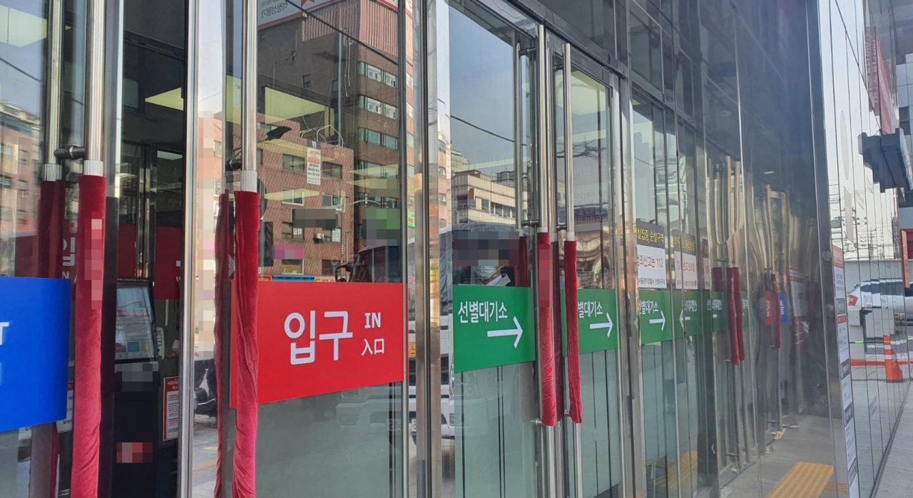 6일 서울의 한 국민안심병원 입구에서 환자 분류가 이뤄지고 있다. / 사진=변소인 기자