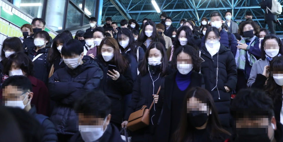 구로 콜센터 코로나19 확진자가 90명을 넘은 11일 오전 시민들이 마스크를 쓴 채 서울 구로구 신도림역을 통해 출근하고 있다. / 사진=연합뉴스