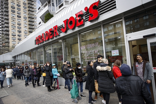 지난 16일(현지 시간) 뉴욕의 한 슈퍼마켓에 시민들이 생필품을 사기 위해 기다리고 있는 모습. / 사진=연합뉴스,
