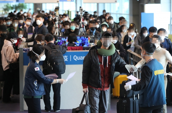 인천공항에서 입국자들이 특별입국절차를 진행하고 있는 모습/사진=연합뉴스