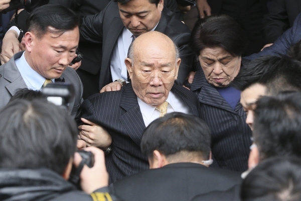 사자명예훼손 혐의를 받는 전두환씨가 지난해 3월 11일 오후 재판을 마친 뒤 광주지방법원을 나서고 있다. /사진=연합뉴스
