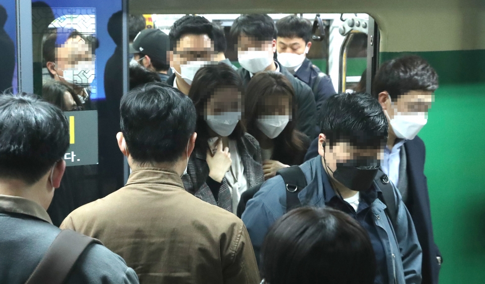 23일 오전 시민들이 서울 시청역 지하철을 통해 출근하고 있다./ 사진=연합뉴스