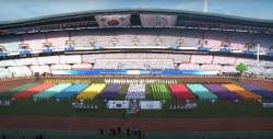 지난 2016년 9월 18일 서울 잠실올림픽주경기장에서 사단법인 HWPL가 주최하는 '만국회의 2주년 기념 평화축제'가 열리고 있다. 이만희 신천지 총회장이 대표로 있는 HWPL은 지난해 9월까지 매년 이 행사를 열고 있다. / 유튜브 캡쳐 화면