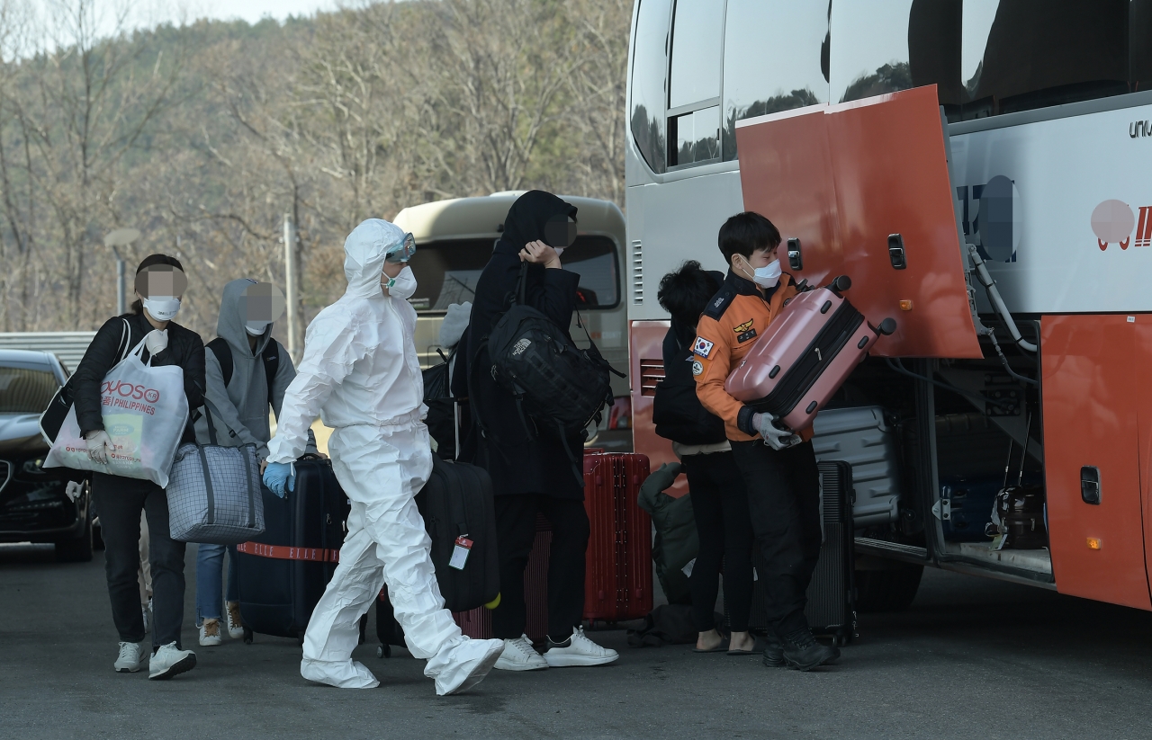 유럽에서 출발해 국내에 들어온 입국자들이 23일 인천국제공항 근처 한 호텔에서 코로나19 진단 검사를 마친 뒤 호텔을 나서고 있다. / 사진=연합뉴스