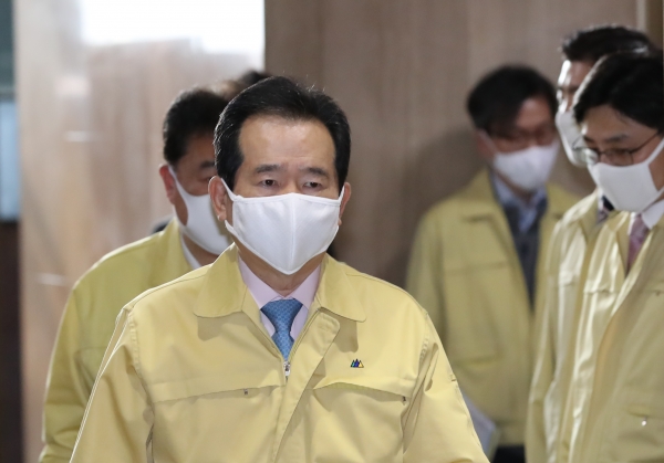 정세균 국무총리가 25일 정부서울청사 중앙재난안전상황실 서울상황센터에서 열린 신종 코로나바이러스 감염증(코로나19) 대응 중앙재난안전대책본부 회의에 참석하고 있다. /사진=연합뉴스