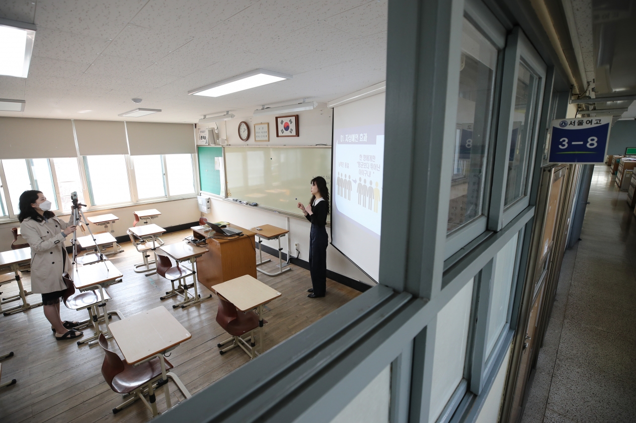 31일 원격교육 시범학교로 지정된 서울 마포구 서울여자고등학교에서 한 교사가 원격 교육을 위한 수업 영상을 녹화하고 있다. / 사진=연합뉴스