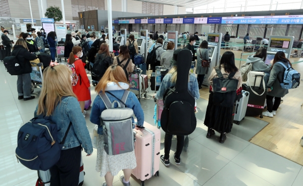 일본 정부가 3일부터 한국 전역을 입국 거부 대상에 포함한 가운데 2일 인천국제공항 제2터미널 출국장 발권 카운터가 일본행 항공기를 타려는 사람들로 붐비고 있다.