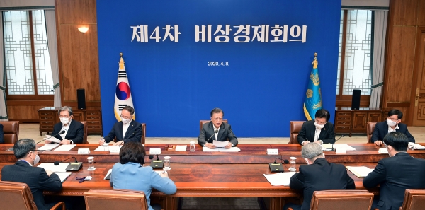 문재인 대통령이 8일 청와대에서 열린 신종 코로나바이러스 감염증(코로나19) 대응 관련 제4차 비상경제회의를 주재하고 있다. / 사진=연합뉴스