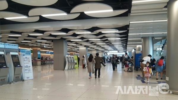 9일 오전 10시 김포공항 국내선 2층 탑승수속 카운터 주위로 이용객들이 이동하고 있다./ 사진=양세정 인턴기자