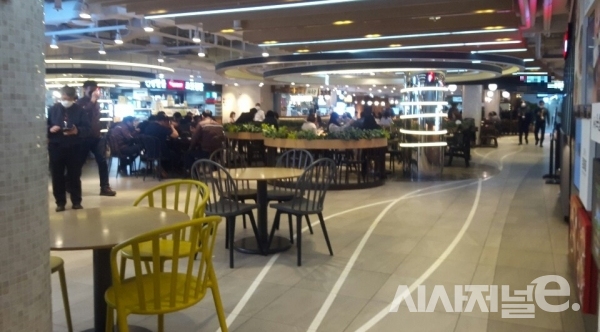 김포공항 국내선 4층 식당가에는 점심 시간에도 빈 자리가 많았다./ 사진=양세정 인턴기자