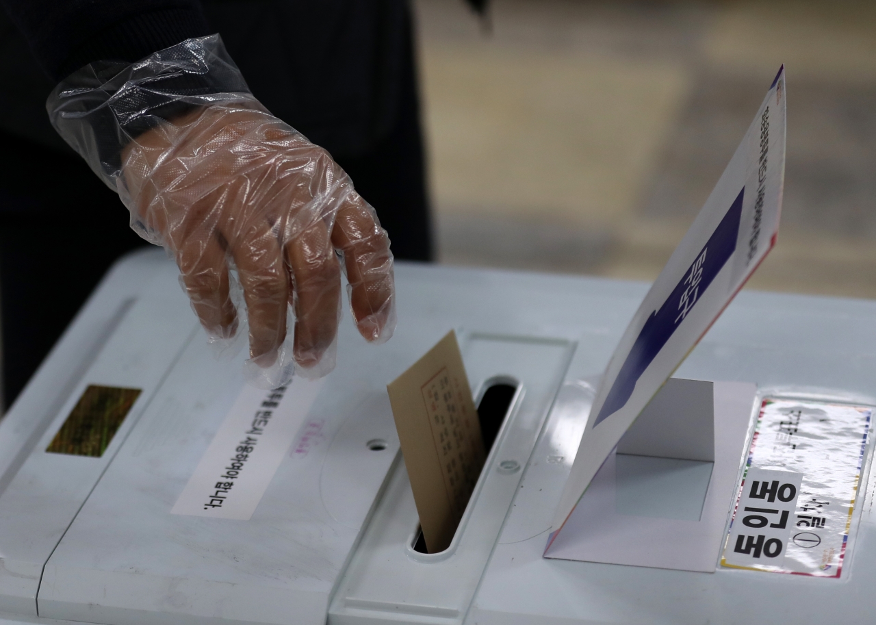 10일 대구 중구 동인동행정복지센터에 마련된 사전투표소에서 유권자가 투표함에 투표용지를 넣고 있다. / 사진=연합뉴스
