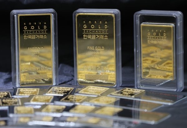 13일 한국거래소에 따르면 이날 KRX금시장에서 거래된 1kg 금 현물의 1g당 가격은 전거래일 대비 810원(1.24%) 상승한 6만6150원을 기록했다. 이는 2014년 3월 KRX 금시장 개설 이후 최고가다. / 사진=연합뉴스.