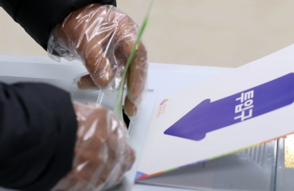 제21대 국회의원 선거일인 15일 오전 투표소가 마련된 강원 화천군 풍산초교를 찾은 주민이 투표를 하고 있다. / 사진=연합뉴스