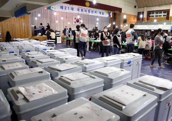 제21대 국회의원의 투표가 마감된 15일 오후 부산 동래중학교체육관에 마련된 동래구개표소에서 개표가 시작되고 있다. /사진=연합뉴스