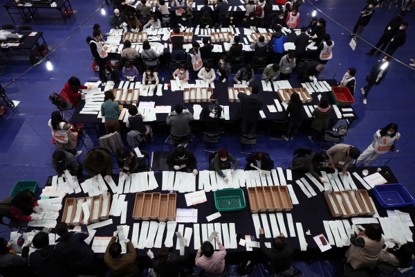 15일 오후 서울 종로구 경복고등학교에 마련된 투표소에서 개표요원들이 비례정당 투표용지를 수개표하고 있다. /사진=연합뉴스