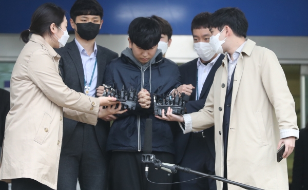 텔레그램 '박사방'에서 운영자 조주빈을 도와 대화방 운영 및 관리에 관여한 공범 '부따' 강훈이 17일 오전 서울 종로경찰서에서 검찰로 송치되고 있다. / 사진=연합뉴스