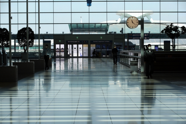 &nbsp;8일 인천국제공항&nbsp;출국장이 한산하다. /사진=연합뉴스<br>