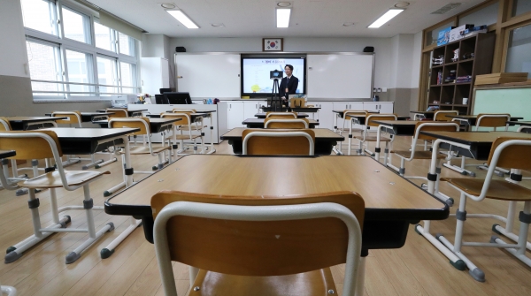 17일 오전 세종시 다정동 한결초등학교에서 선생님이 온라인으로 아이들과 수업을 진행하고 있다. /사진=연합뉴스