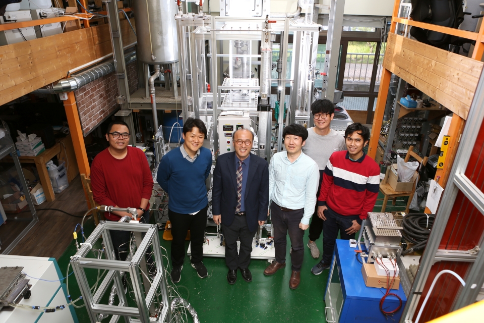 이재영 포스코 석좌교수(왼쪽 세번째)와 연구원들이 한동대 에너지융합기술연구소 실험실에서 포즈를 취하고 있다. / 사진=한동대 에너지융합기술연구소