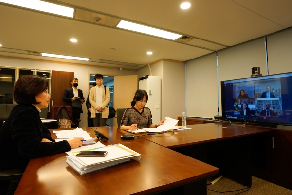 박영선 중소벤처기업부 장관이 22일 온라인 영상 플랫폼을 통해 시스템반도체 분야의 스타트업·벤처기업의 혁신성장을 지원하기 위한 자상한 기업 12호 업무협약을 체결하고 있다./ 사진=중소벤처기업부