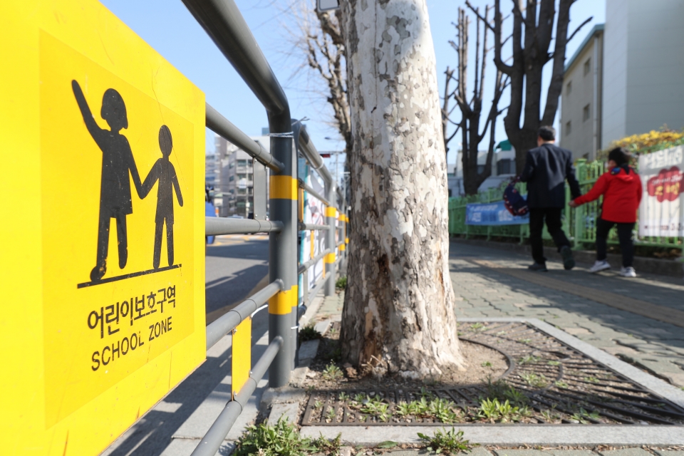 서울 성동구의 한 초등학교 앞에 어린이 보호구역 교통안전표지판이 설치돼있다./사진=연합뉴스
