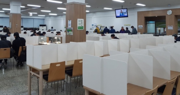 한국GM은 식당 테이블에 칸막이를 설치해 직원 간 접촉을 최소화 했다. / 사진=한국GM 노조