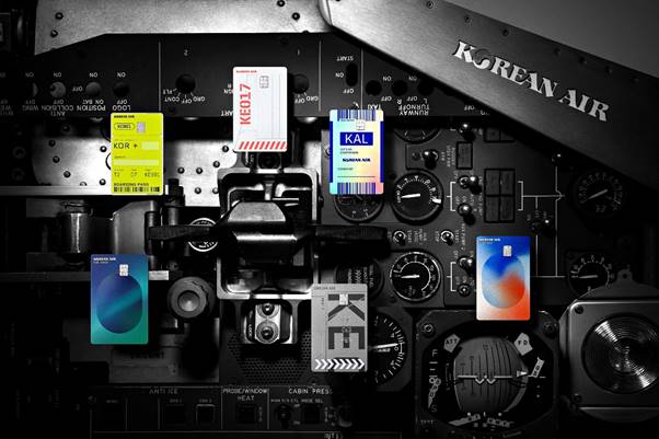 대한항공카드 030, 070, 150 회원들은 상단 3장과 하단 중앙의 플레이트 디자인 중 한 가지를 선택해 사용할 수 있으며, 대한항공카드 the First 회원들은 하단 양쪽 끝 2장의 플레이트 중 한 가지를 선택해 사용 가능하다./사진=현대카드