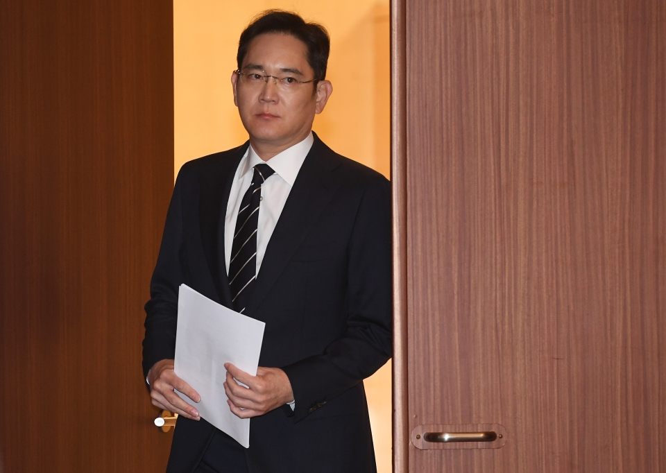 이재용 삼성전자 부회장이 6일 서초동 사옥에서 대국민 사과 회견을 위해 입장하고 있다. / 사진=연합뉴스